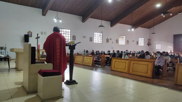 En oración ante el Santo sepulcro