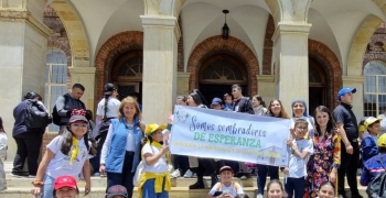 Niños con Cardenal